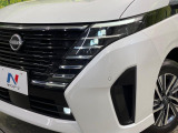 【LEDヘッドライト】悪天候や夜間走行時も良好な視界を確保し安心して運転できる高輝度LEDヘッドライトを装備!点灯速度が早く、消費電力も抑えられています。