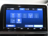 9インチ大画面純正ナビ装備です。ラジオやフルセグTVの視聴だけでなく、ハンズフリー通話や音楽再生がBluetoothで接続可能です。