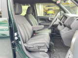ひじ掛けのついたベンチシートタイプの運転席です。