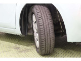 タイヤサイズ 175/65R15。スッキリとしたデザインのホイールキャップ付きスチールホイールを装着しています。