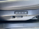 運転席シートは電動アジャストタイプ。メモリープリセット機能付きなのでご家族で運転交代される際も、ポジション調整の手間がかかりません。