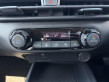 【 オートエアコン 】車内温度を感知して自動で温度調整をしてくれるのでいつでも快適な車内空間を創り上げます。