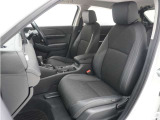 からだを包み込むような形状で、長時間の運転をサポートするホールド感のあるフロントシート。
