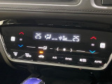 【オートエアコン】一度お好みの温度に設定すれば、車内の温度を検知し風量や温度を自動で調整。暑い&hellip;寒い&hellip;と何度もスイッチ操作をする必要はありません。快適な車内空間には必須の機能ですね♪