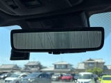 【デジタルインナーミラー】車両後方カメラの映像をミラーに映すことが出来ます。 そのため、後席に人や荷物があって後方が見えづらい場合でもしっかり視界を確保することが出来ます。