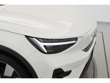 ひときわ印象的なT字型のLEDヘッドライトはステアリング操作と連動しており、またアクティブハイビーム機能も備えています。