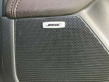 【BOSEサウンドシステム】を搭載しています。室内の反響率やシート生地など、車種ごとにチューニングされた専用音響空間です。