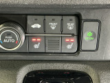 運転席/助手席シートヒーターで寒い日もすぐに温かくなり快適に過ごせます。2段階の温度調整が可能です