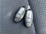 インテリジェントキー 持っていればドアノブのボタンを押せば施錠や施錠を解除 エンジンスタートボタンを押せばエンジンスタートといちいちポケット(鞄からキーを出さなくても良いんです)