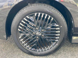 純正のアルミホイールです!お車に合ったデザインのホイールになっています!