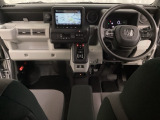 車内は光触媒抗菌消臭施工済です。インパネ周りはスタイリッシュなデザインです。グローブボックスやカップホルダーのほかにトレーなどたくさんの収納スペースが付いています。