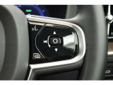 右側のステアリングスイッチは、オーディオコントロール、音声入力時のスイッチが備わります。