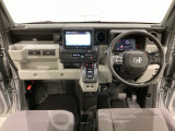 車内は光触媒抗菌消臭施工済です。インパネ周りはスタイリッシュなデザインです。グローブボックスやカップホルダーのほかにトレーなどたくさんの収納スペースが付いています。