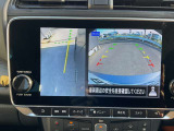 前後のセンサーで近くの人・物を感知してナビ画面と警告音でドライバーに伝えます。