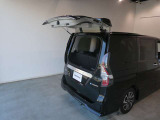 後ろの車や、壁からの距離が近いときにとくに活躍するハーフバックドアが付いております。