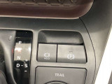 HOLD機能付きの電動パーキングブレーキ。HOLD機能を使用すると、信号待ちなどでフットブレーキから足を放しても、車は動かずそのまま停車してくれます。ドライブなど足が疲れた時には便利な機能です。