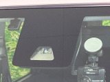 【スマートアシスト】走行中に前方の車両等を認識し、衝突しそうな時は警報とブレーキで衝突回避と被害軽減をアシスト。より安全にドライブをお楽しみいただけます。