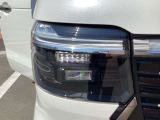 【LED・HIDヘッドライト】 ハロゲンヘッドライトに比べて大光量で、遠方視認性を向上させてくれる為、悪天候や夜間の運転をより安全にサポートしてくれます