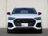 Audiデザインの特徴であるシングルフレームグリルが存在感を主張します。