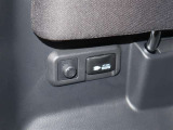 トランクフロアにもコンセントがありレジャーでの使用にも使えます。