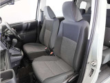 運転席と助手席は足元が繋がっているので自由に行き来しやすいので駐車場が狭いときでも助手席側からスムーズに乗り降りできて便利!