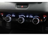 運転席と助手席の温度設定の変更が可能な左右独立タイプのデュアルエアコンです♪♪♪暑がりな人・寒がりな人も誰もが車内を快適にお過ごしいただけます♪♪♪