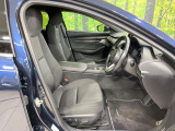運転席まわりには十分なスペースがあり、大柄な方でもゆったり運転していただける環境です。