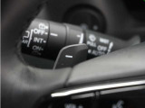 ◆減速セレクター装備◆ステアリングホイールの左右に取り付けられた2つのパドルスイッチで減速の強さを調整。 左側の「-」を操作すると減速を強く、右側の「+」を操作すると減速を弱くすることができます。
