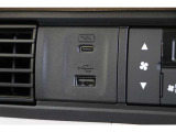 USB(急速充電)が付いており、車内でもしっかりとスマートフォン等の機器へ充電可能です♪