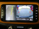 ギアを『R』に入れた後、カメラボタンを押すと、運転席から見えない左側面をナビ画面にうつしてくれるので、幅寄せや縦列駐車がし易くなります。
