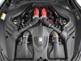 搭載されたV8ツインターボエンジンは620馬力(カタログ値)を発揮します。