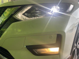 【LEDヘッドライト】悪天候や夜間走行時も良好な視界を確保し安心して運転できる高輝度LEDヘッドライトを装備!点灯速度が早く、消費電力も抑えられています。
