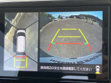 空から見下ろしているかのような映像をディスプレイに映し出し、スムースな駐車をサポートします。