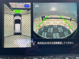 アラウンドビューモニター。前後左右の4つのカメラで車を上から見たような映像をナビ画面に映すので人や物を確認できとても安全です。