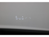 ヘッドアップディスプレイ(HUD)です。運転に必要な情報をフロントガラスの視野内に投影することで視線を外さず確認できます。視線移動や焦点調節が少なくて済むので安全性の向上に貢献します。