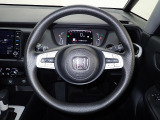 ハンドル左側にはオーディオ操作が出来るオーディオリモートコントロールスイッチ、右側にはHonda SENSINGとオートクルーズコントロールのスイッチを装備!