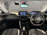 スッキリとまとめられた運転席周りで、運転を楽しくさせる内装です