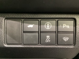 Hondaセンシング用の、VSA(ABS+TCS+横滑り抑制)解除とレーンキープアシストシステムのメインスイッチなどはハンドルの右側に装備しています。