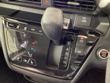 インパネシフトを採用しているので、前席の足元も広々としています。運転席と助手席の行き来もスムーズです!