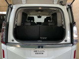 【デュアルバックドア】後ろの開口が狭いときにとっても便利です。軽い力で開閉できます。