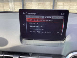 【マツダコネクト】  オーディオ操作、車両装備、ナビ案内など、統合的にモニターできる見やすいサイズのディスプレイです。