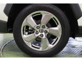 スーパークロムメタリック塗装で逞しさを感じさせるデザインの純正アルミホイールを装着しています。足元を引き締めてくれ、しっかりした走りも楽しめますよ。