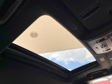 【ムーンルーフ】開放感たっぷりの希少装備、ムーンルーフが装着されています!車内に明かりを取り入れたり景色を楽しむ以外にも、車内の空気も簡単に換気できて快適です!