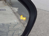 {ブラインドスポットモニター}隣の車線を走る車両をレーダーで検知し、ドアミラーに搭載されたLEDインジケーターが点灯し注意を喚起してくれます。