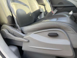 運転席はパワーシートを採用しております。