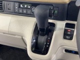 インパネシフトだから視線の移動も少なく足元もスッキリ♪運転席もゆったりしているのでゆとりを持ってドライブできますね!
