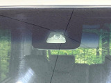 【スマートアシスト】走行中に前方の車両等を認識し、衝突しそうな時は警報とブレーキで衝突回避と被害軽減をアシスト。より安全にドライブをお楽しみいただけます。