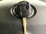 【キーレス】少し離れた場所からでもボタン一つでドアの開錠・施錠ができるのでとっても便利!ドアの鍵穴周りに傷をつけることもありません♪