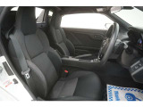 横Gを受けるワインディング走行時でも正確な運転操作を可能にするため、シートのホールド感を高め、ドライバーの腰を安定させることを追求した専用のスポーツシートです。