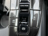 ★電動パーキングブレーキ★スイッチで作動・解除。「P」シフトで自動作動、「P」シフト以外にシフトで解除されるオート機能!